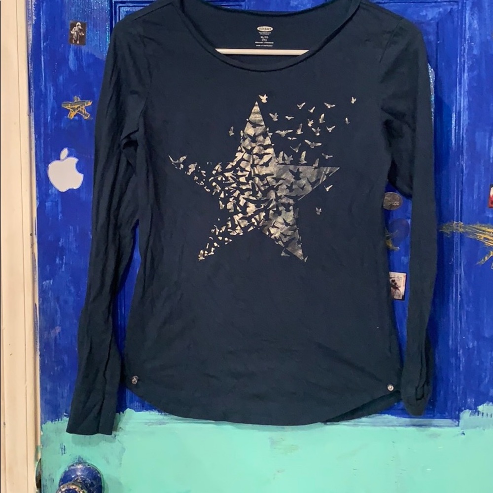 A long sleeve shirt that is a blue green